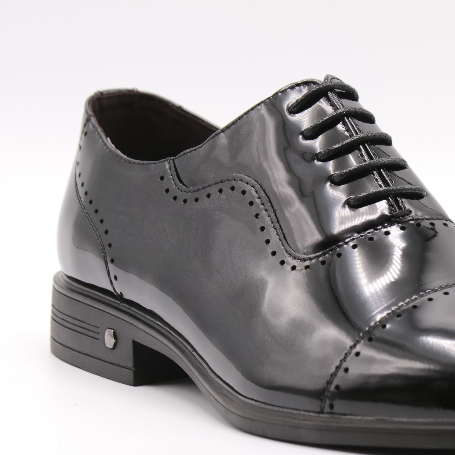 Pantofi eleganți din piele naturala lăcuită 3903